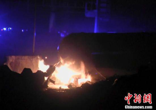 火災(zāi)現(xiàn)場，可以看到一個儲氣罐正在熊熊燃燒。